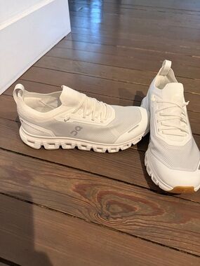 On Running Cloud Versa Sneakers in White
